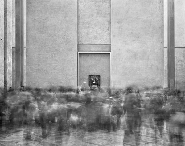 “La Joconde, Salle des Etats, Musée du Louvre, Paris, 2008.”  © MATTHEW PILLSBURY, COURTESY BONNI BENRUBI