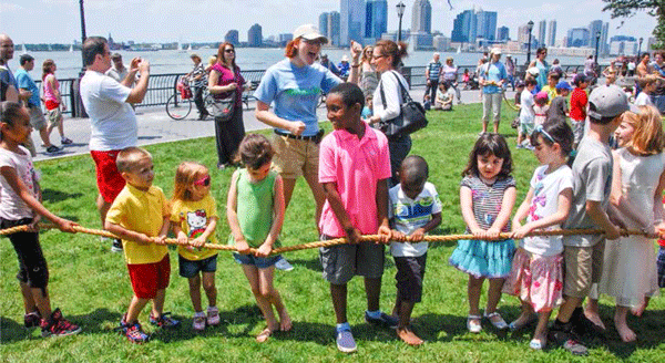 Photo courtesy of BPC Parks Conservancy Lawn games organized by the Battery Park City Parks Conservancy.