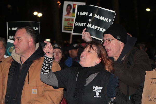 Protesters sympathetic to police at the Dec. 19 rally near City Hall. Downtown Express photo by Zach Williams.