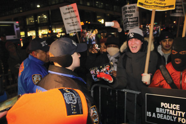 Shouts, but also consensus seekers at police protests | amNewYork