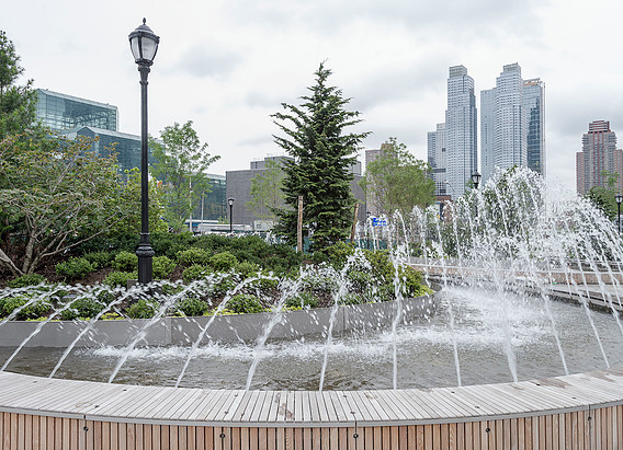 The new park’s mid-section, the block between W. 34th & W. 35th Sts., sports fountains and plenty of seating. Photo source: Hudson Yards / Hell’s Kitchen Alliance.