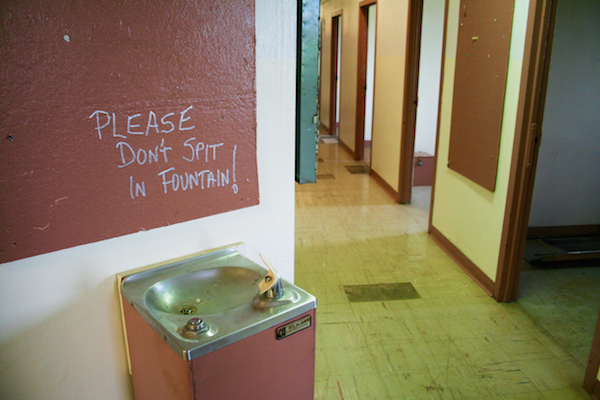 One of the remnants of the former women’s prison: a water fountain, with a plea above it. Photo by Yannic Rack.