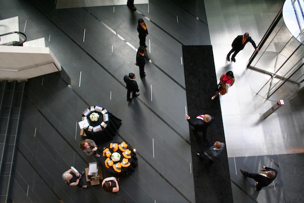 In the base of the building’s 15-story atrium, the workers could pick up a “Field Guide” to get familiar with the neighborhood — even though Coach itself has been based in the area for 50-plus years. Photo by Yannic Rack.