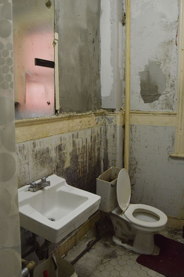 The second floor bathroom at 361 West 116th Street. | JACKSON CHEN 