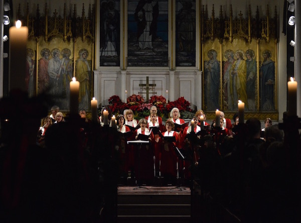 Broadway actor Arbender Robinson reads a Clement Clarke Moore classic, at the Dec. 18 Chelsea Community Church Candlelight Carol Service. Photo by Malcolm Ritter. 