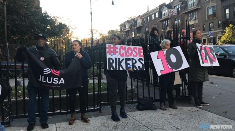 De Blasio avoids protests at his poll site