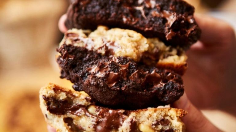 Os quatro locais da Padaria Nevain são conhecidos pelos seus densos e ricos biscoitos cozidos no local, incluindo nozes com pepitas de chocolate, pepitas de chocolate preto, manteiga de amendoim com chocolate preto e passas de aveia.'s four locations are known for their dense and rich cookies baked on-site, including chocolate chip walnut, dark chocolate chocolate chip, dark chocolate peanut butter and oatmeal raisin.