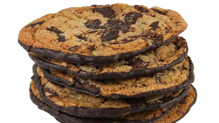 Alle zes vestigingen van Jacques Torres verkopen de kolossale koekjes van de bakkerij in verpakkingen van zes, twaalf of 24 stuks.'s colossal cookies in packs of six, 12 or 24. 