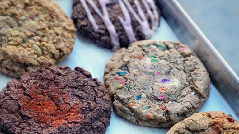 Schmackary's heeft 75 koekjescreaties, en de opties veranderen dagelijks.'s boasts 75 cookie creations, and options change daily.