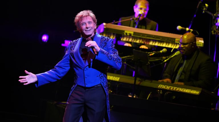 Manilow Broadway Review Barry Brings The Hits And Plenty Of Nostalgia Amnewyork