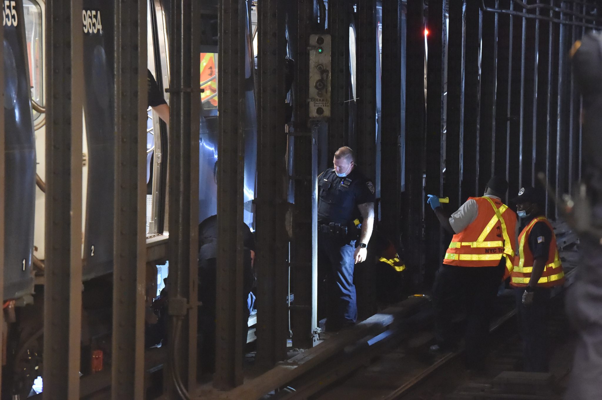 Woman dies of injuries after jumping in front of Manhattan train