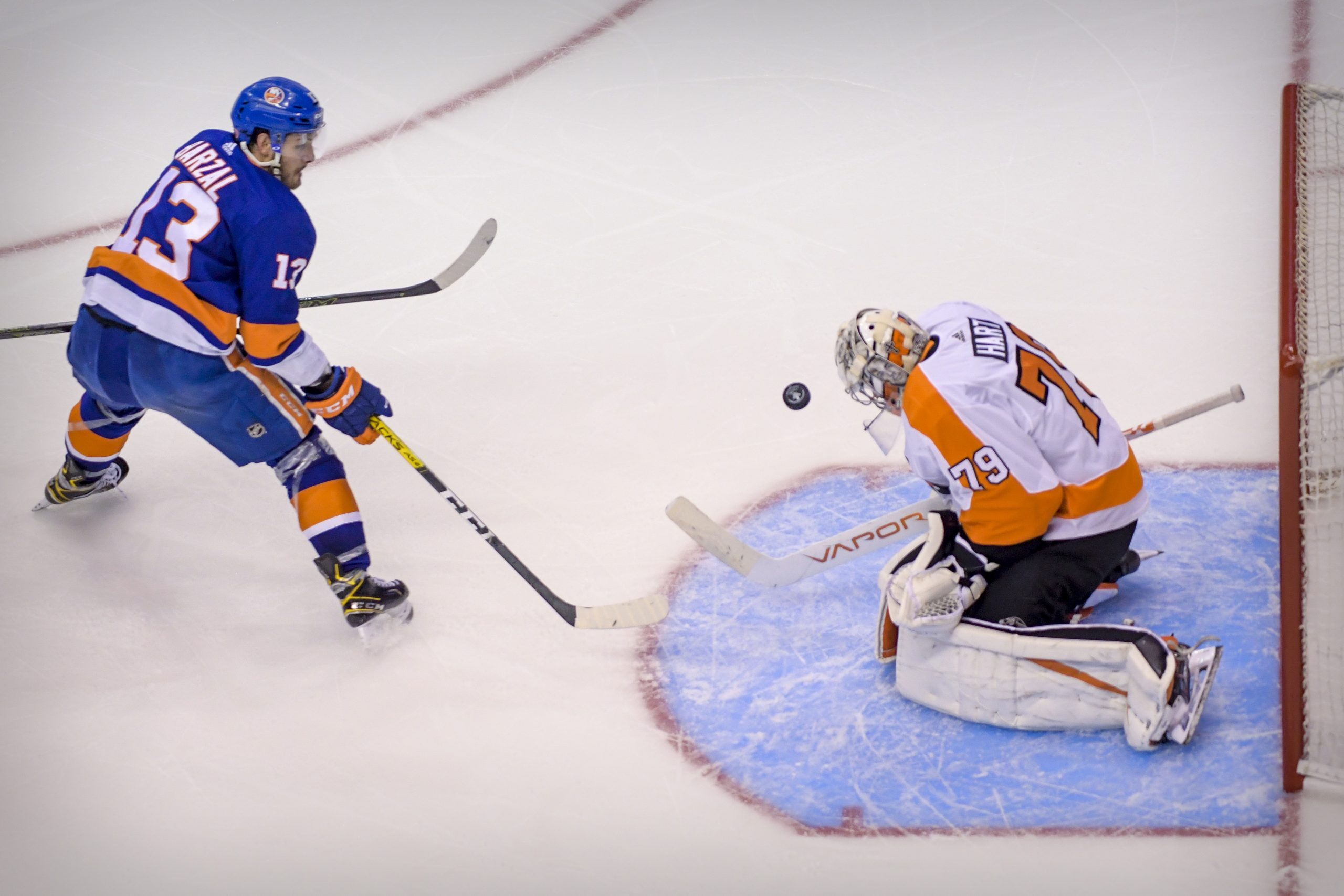 Former Flyer Nic Aube-Kubel drops Stanley Cup during on-ice celebrations –  Philly Sports