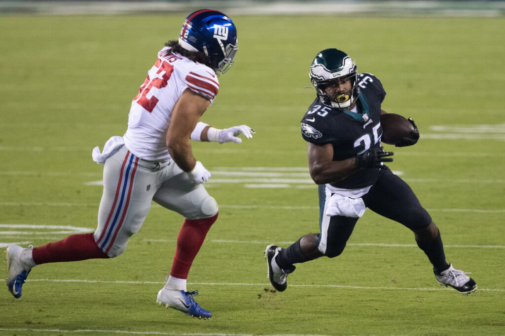 Giants collapse late as Eagles pull off another improbable win to avoid