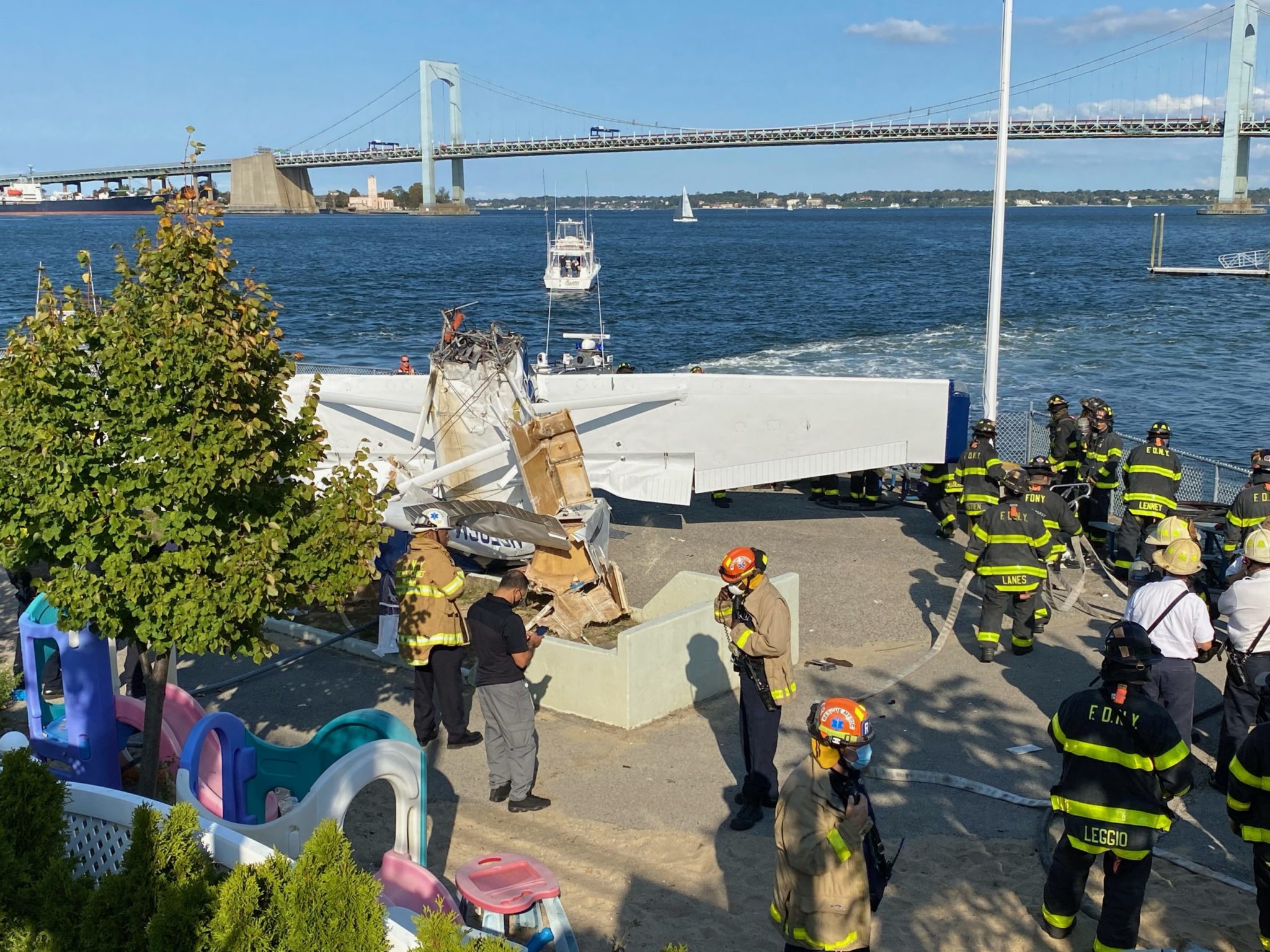 Breaking Seaplane Crashes Into Queens Pier Killing Woman Critically Injuring Two Men Amnewyork 4138