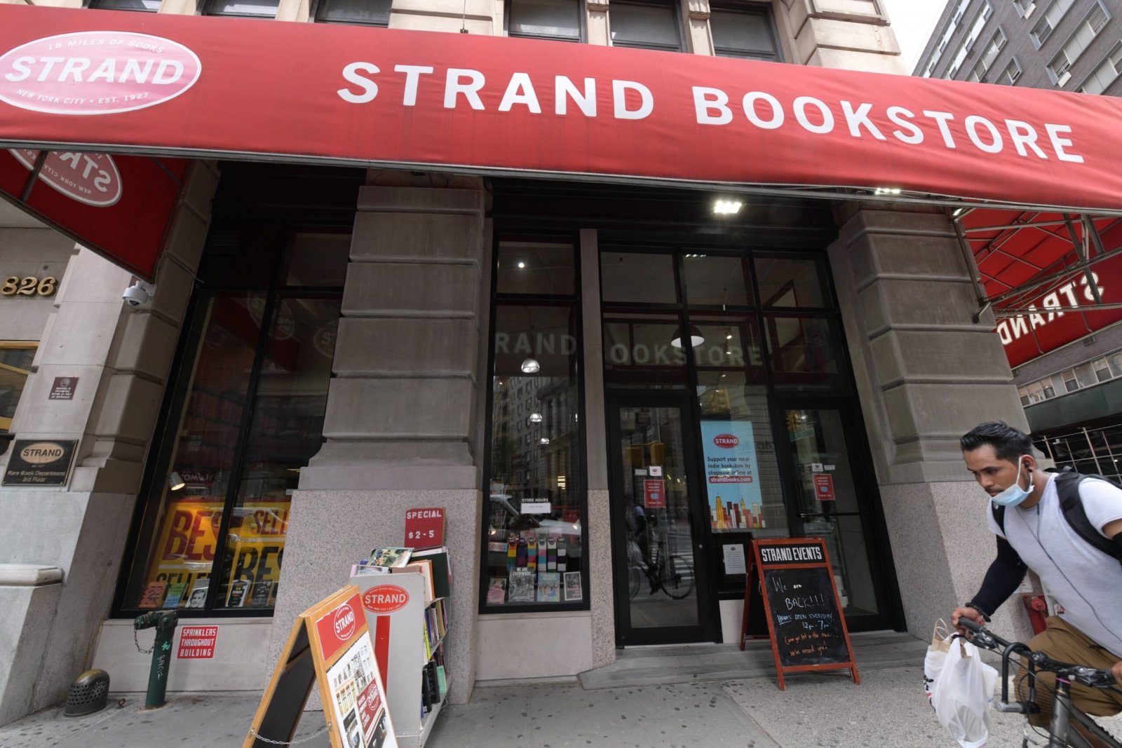 Manhattans Iconic Strand Bookstore At Risk Of Closing Revenues Plummet 70 Percent Amnewyork