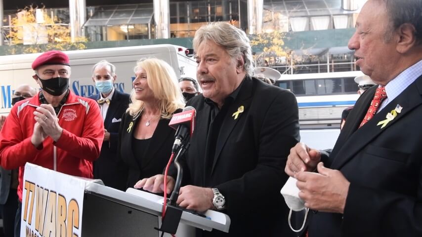 Singer Tony Orlando joins WABC radio to 'tie yellow ribbons' for Veterans  Day