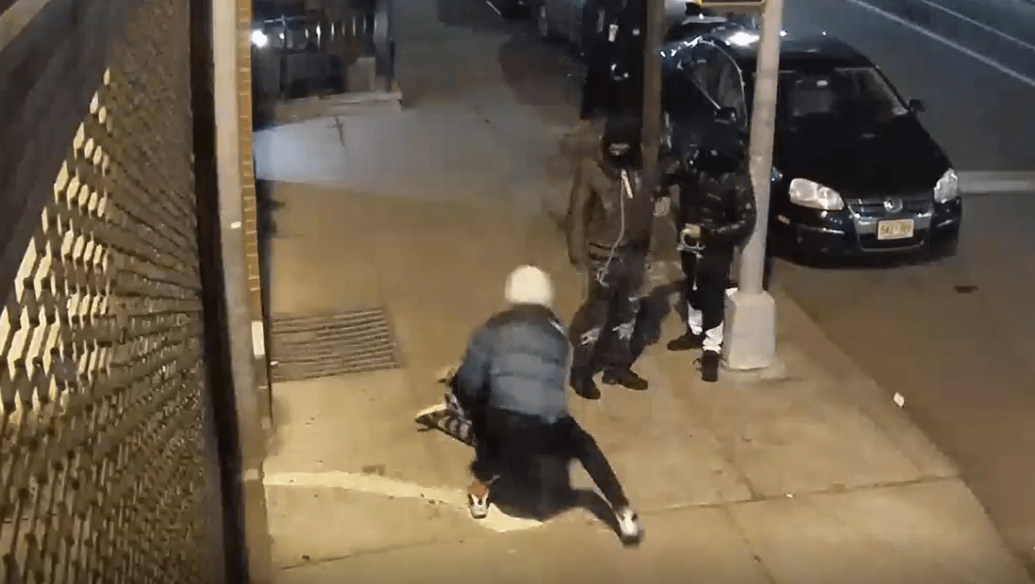 Video shows group of crooks attacking and robbing two teens on a ...