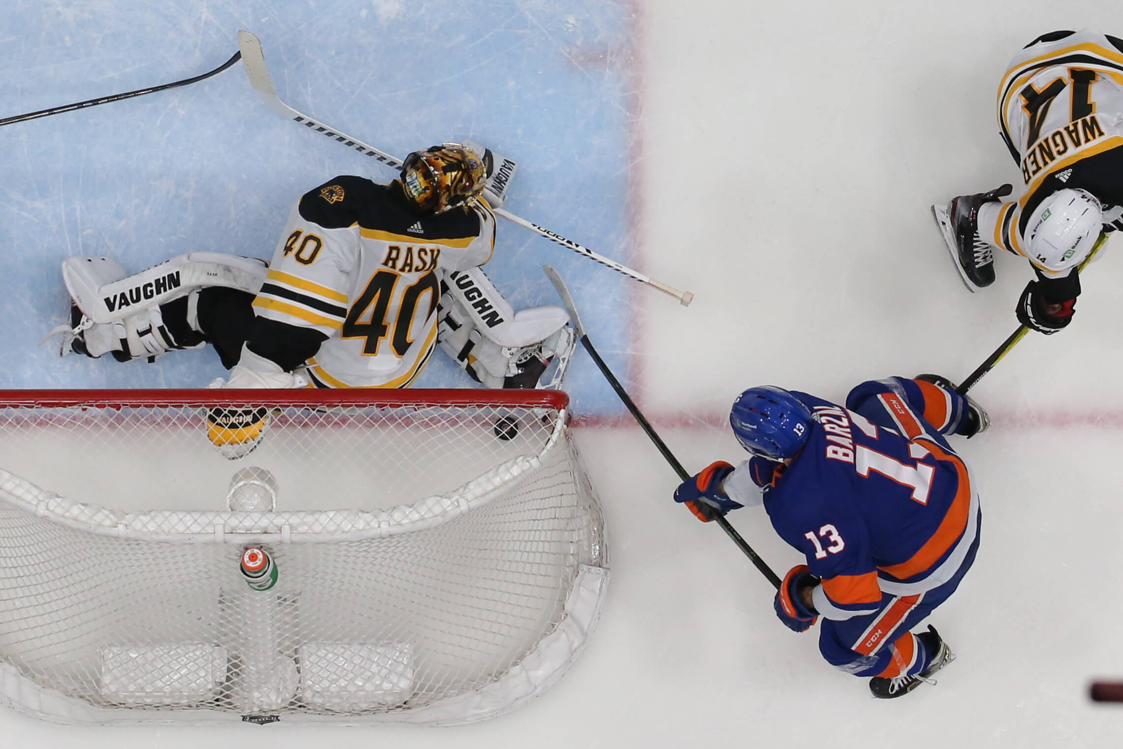 Jets cheer on Islanders in Game 4