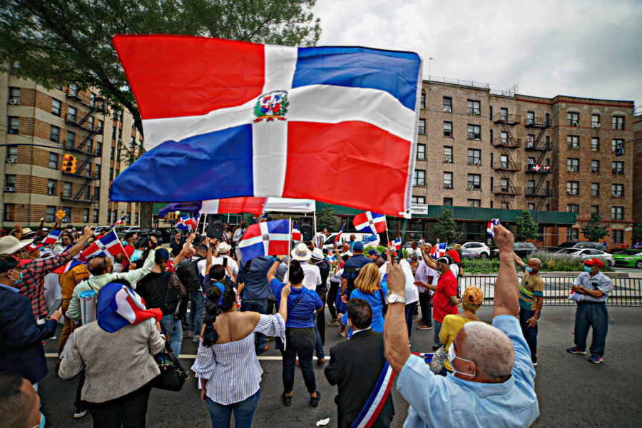 Bronx Dominican Day Parade brings hundreds of spectators and political