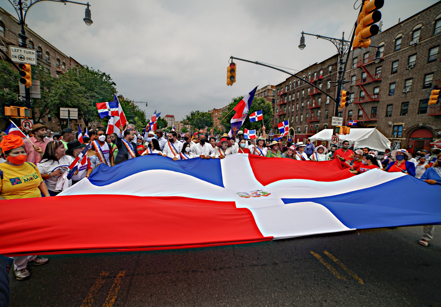 Bronx Dominican Day Parade brings hundreds of spectators and political