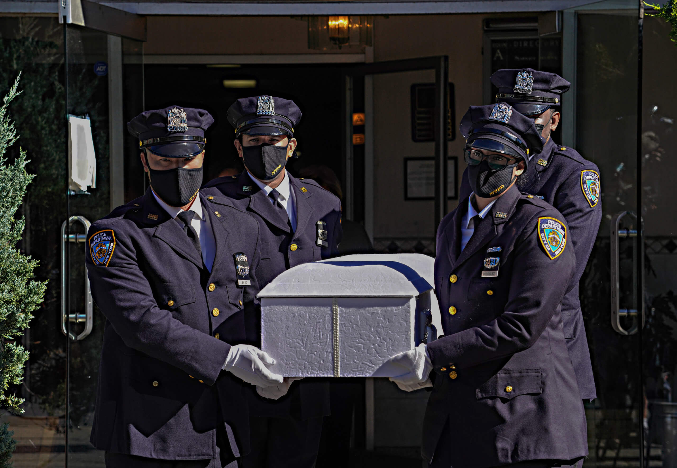 Mets pay tribute to slain NYPD officer before game