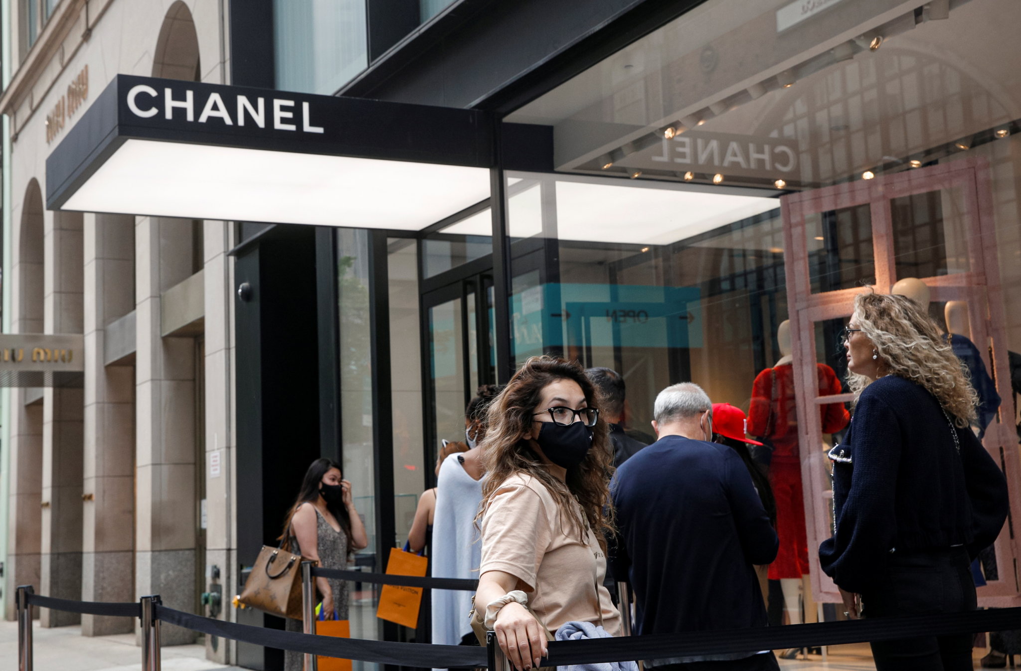 U.S. retail sales surge as Americans kick off holiday shopping ...