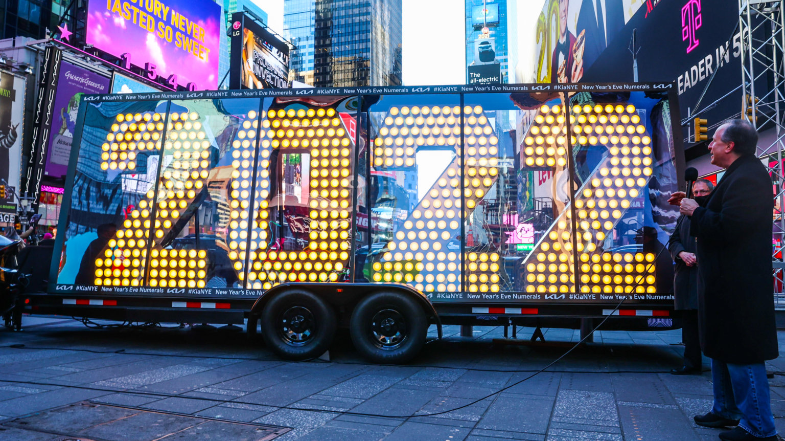 Counting down to the New Year: 2022 numerals arrive in Times Square ...