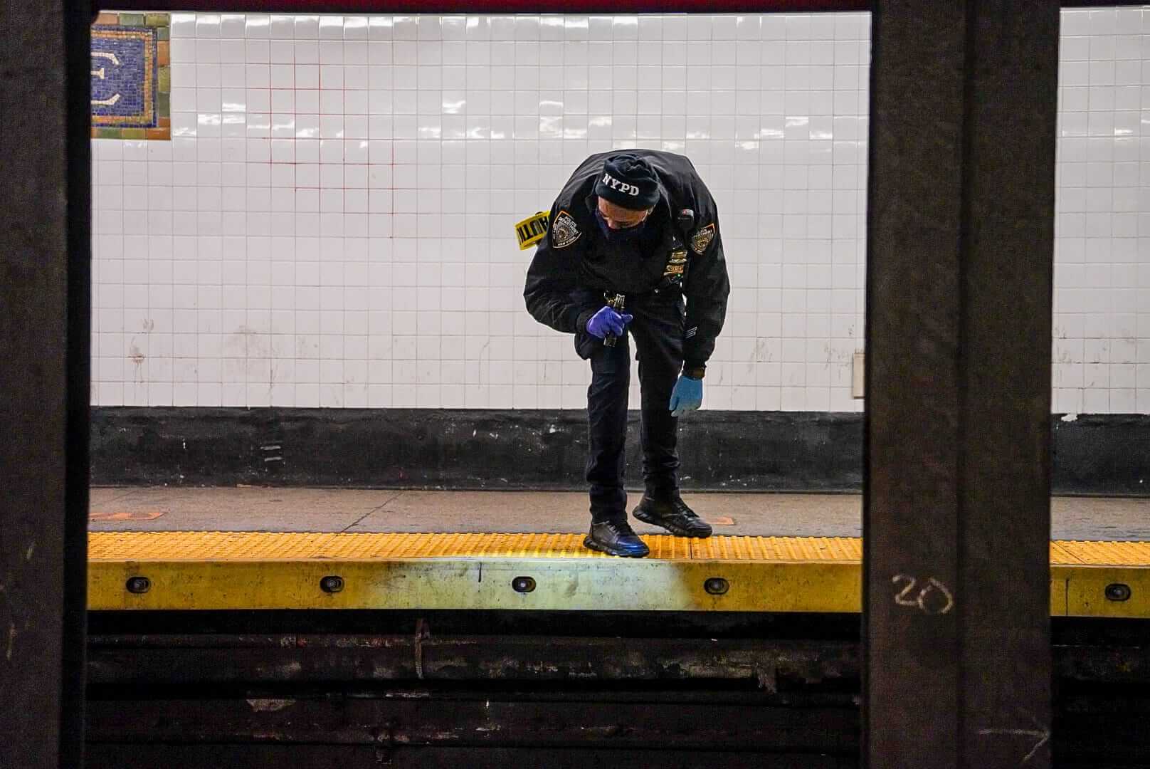 Police Seek Knife-wielding Man After Brooklyn-bound L Train Stabbing ...