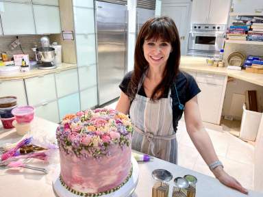 Pianist-turned-baker frosts lifelike buttercream bouquets of roses, peonies and tulips in New York