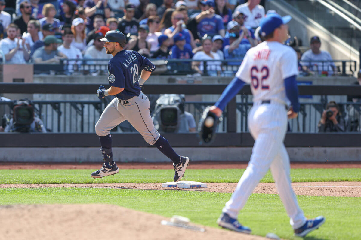 Drew Smith's first off night sinks Mets in loss to Mariners