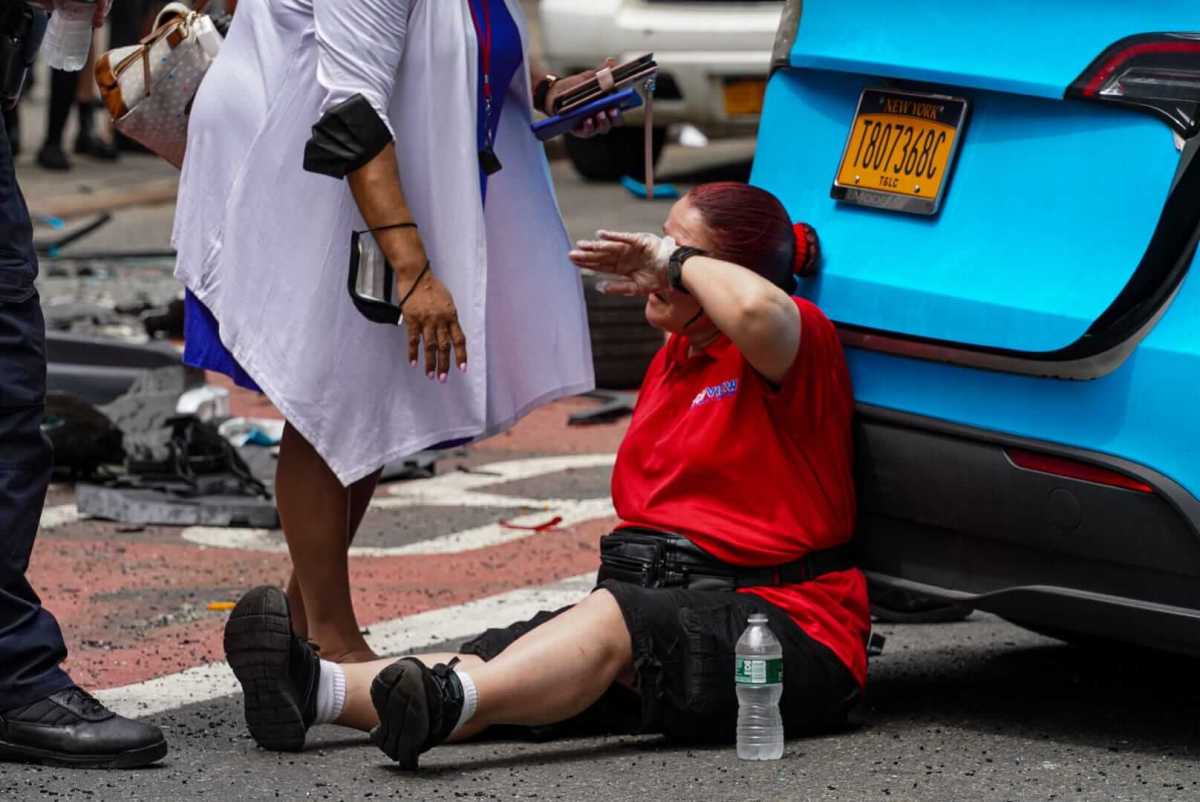 A member of the tourist bus received aid at the scene