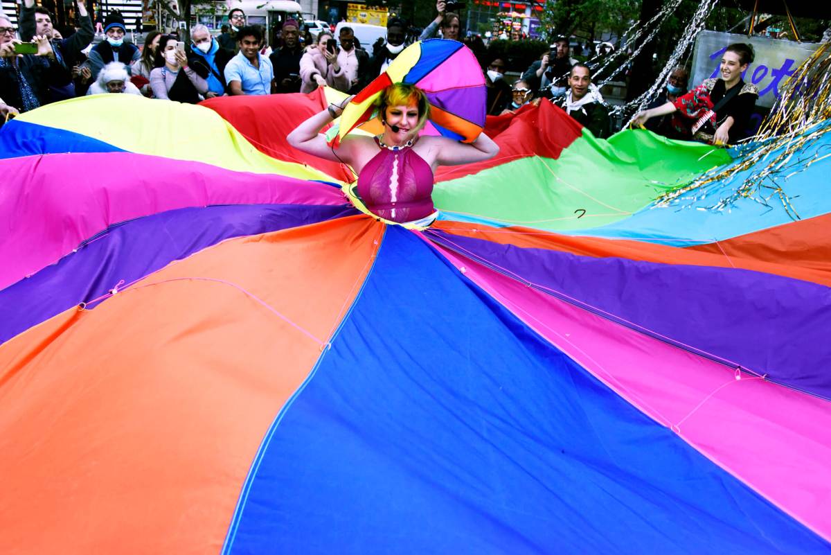 Michelle Joni pulled off the parachute dress with the help of Elizabeth Belomlinsky ( far right ) and a whole bunch of willing hands