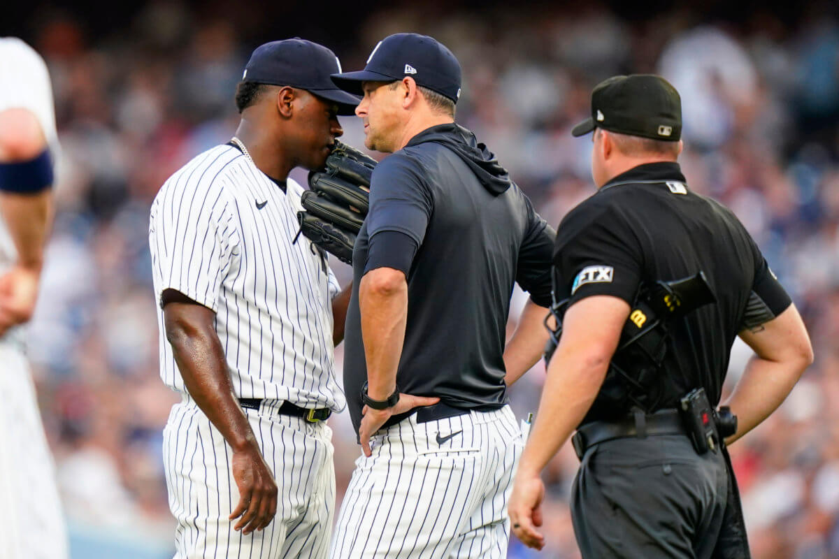 Yankees-Guardians umpire leaves game after taking throw to head