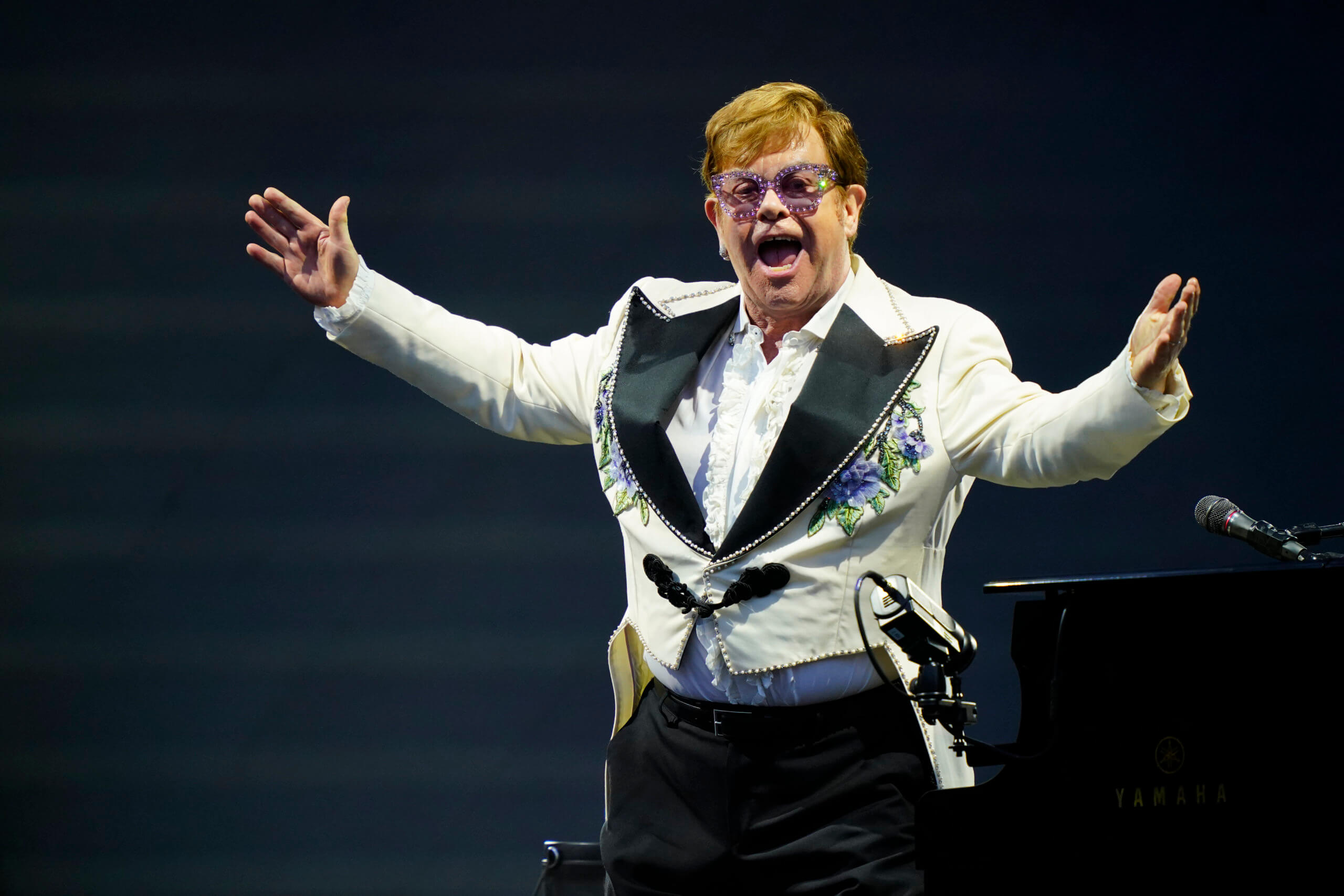 Elton John extends farewell tour with new 2022 stadium dates