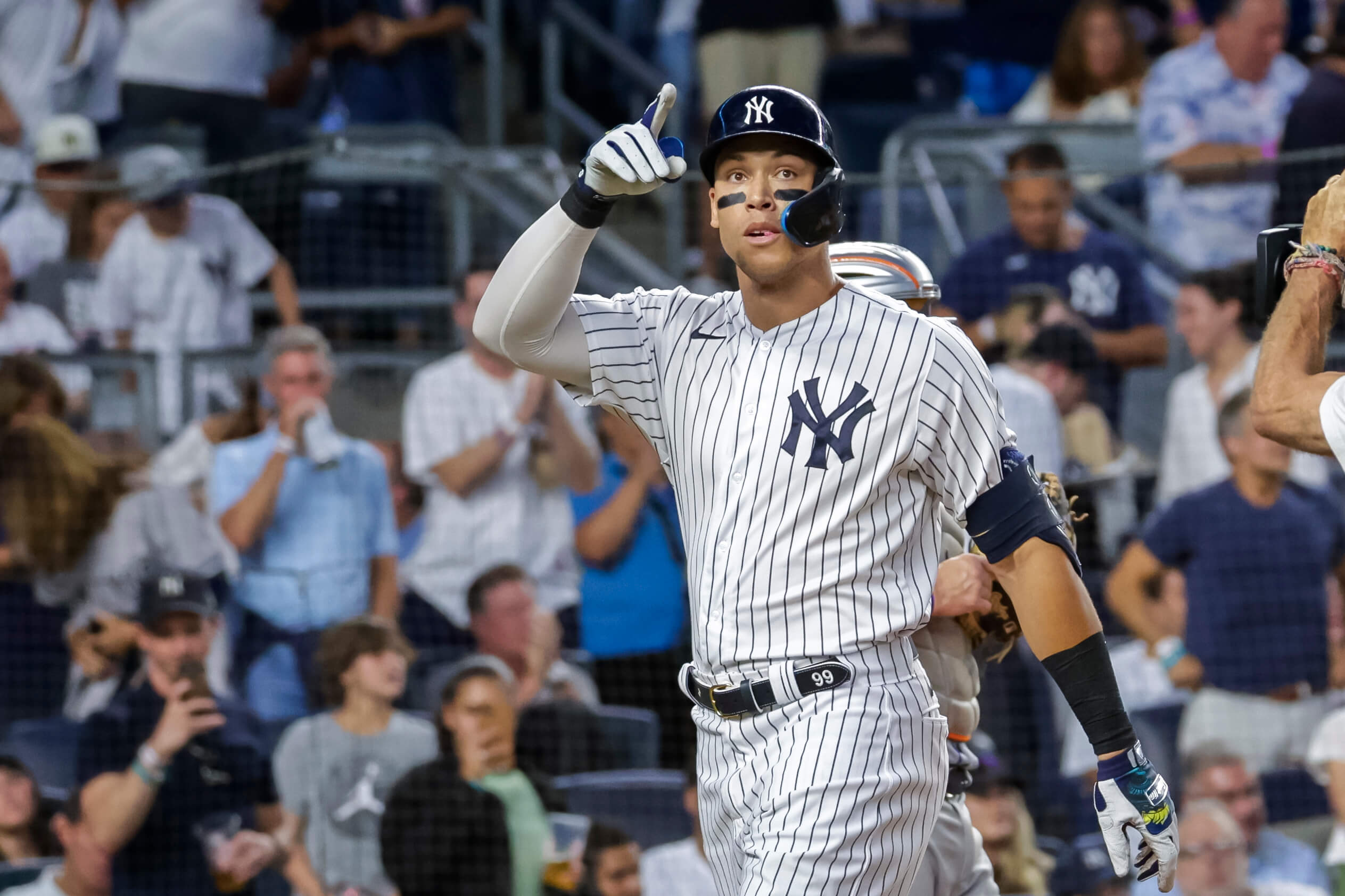 Aaron Judge signs 9-year, $360 million deal to stay with Yankees after  scare from Giants