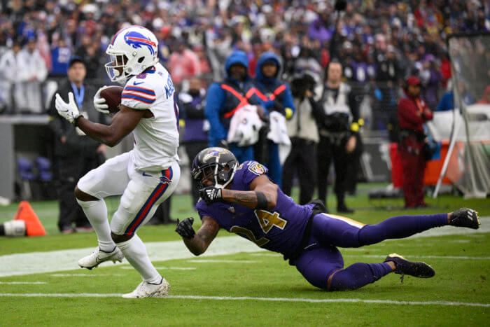 New York Giants defensive end Kayvon Thibodeaux (5) reacts against the  Washington Commanders during an NFL football game Sunday, Dec. 4, 2022, in  East Rutherford, N.J. (AP Photo/Adam Hunger Stock Photo - Alamy