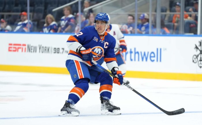 Lee scores in first game since injury, Islanders beat Flyers - The San  Diego Union-Tribune