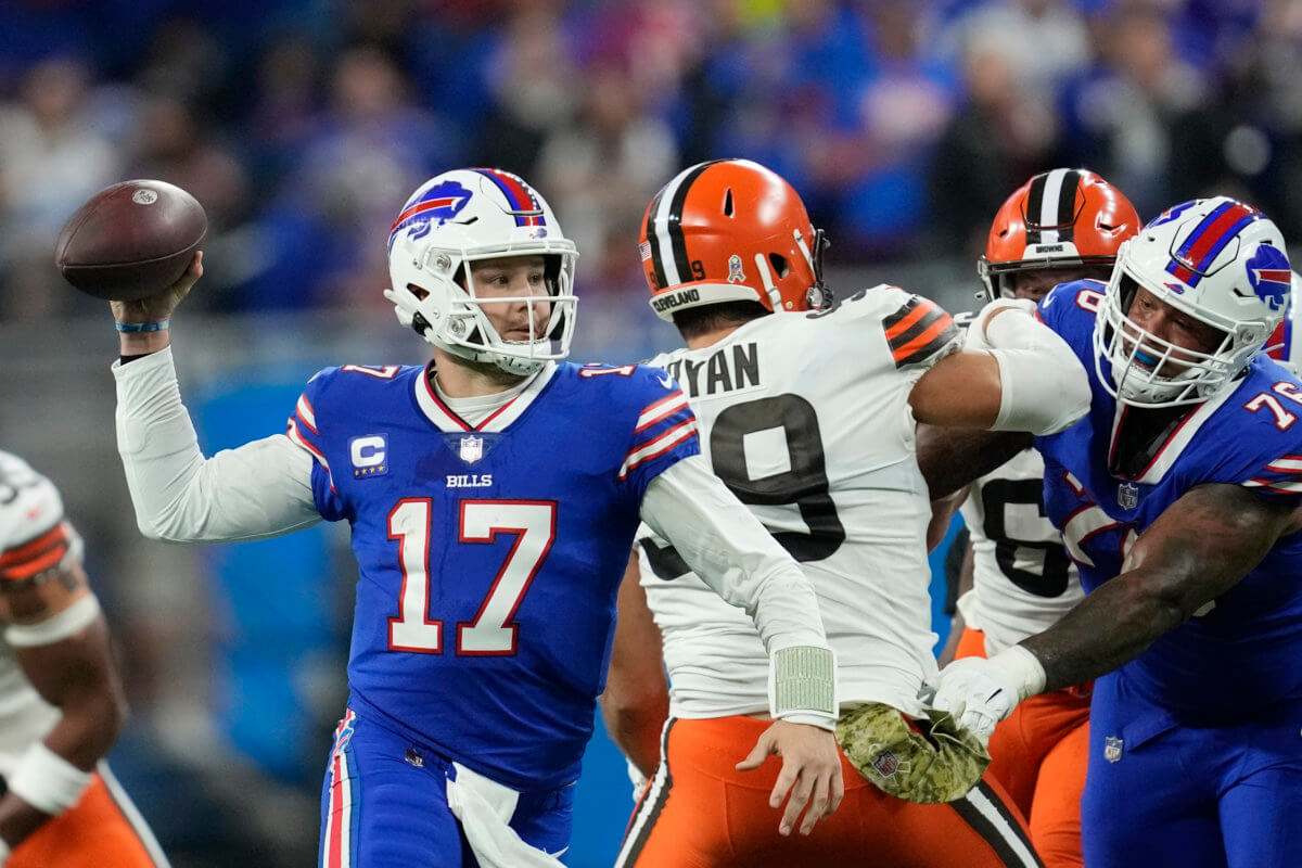 5,605 Buffalo Bills V Cleveland Browns Photos & High Res Pictures