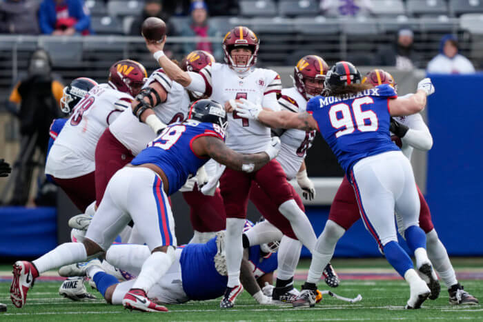 New York Giants defensive end Kayvon Thibodeaux (5) reacts against the  Washington Commanders during an NFL football game Sunday, Dec. 4, 2022, in  East Rutherford, N.J. (AP Photo/Adam Hunger Stock Photo - Alamy