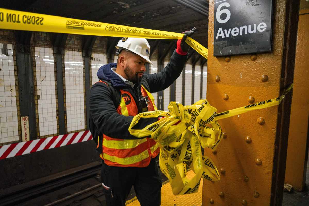 Pair struck by L train in Manhattan