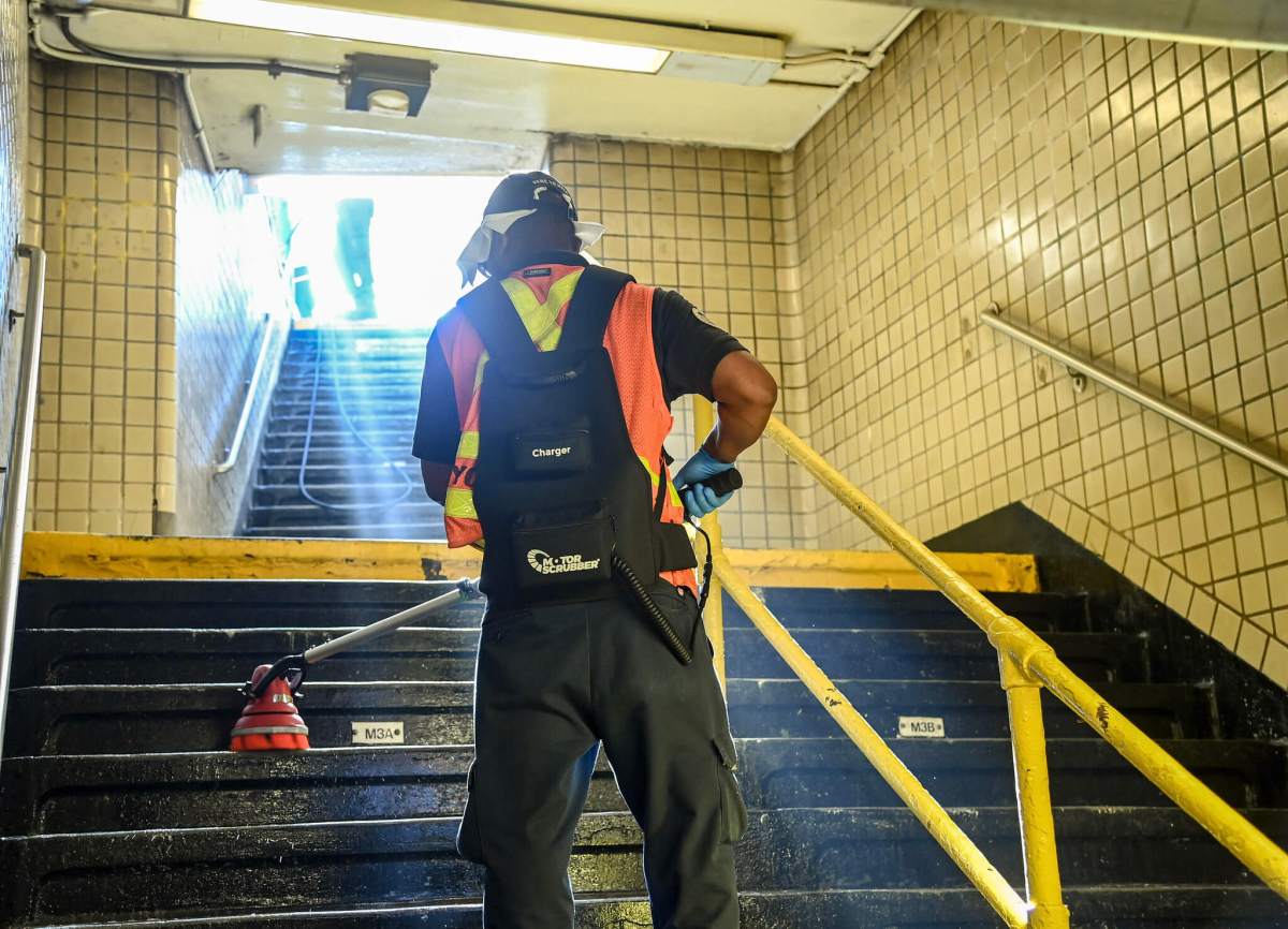 Maintenance personnel at Norwood-205 St on the D line (Marc A. Hermann / MTA)