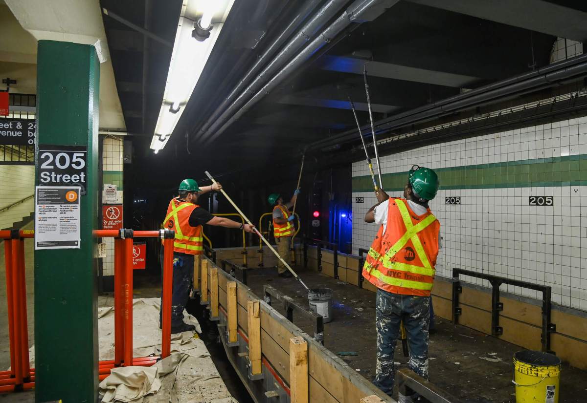 Maintenance personnel at Norwood-205 St on the D line (Marc A. Hermann / MTA