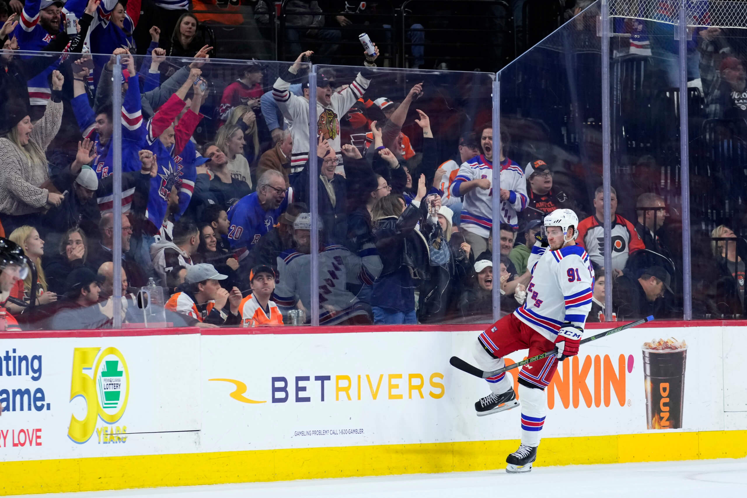 Rangers edge Islanders 2-1 at Yankee Stadium