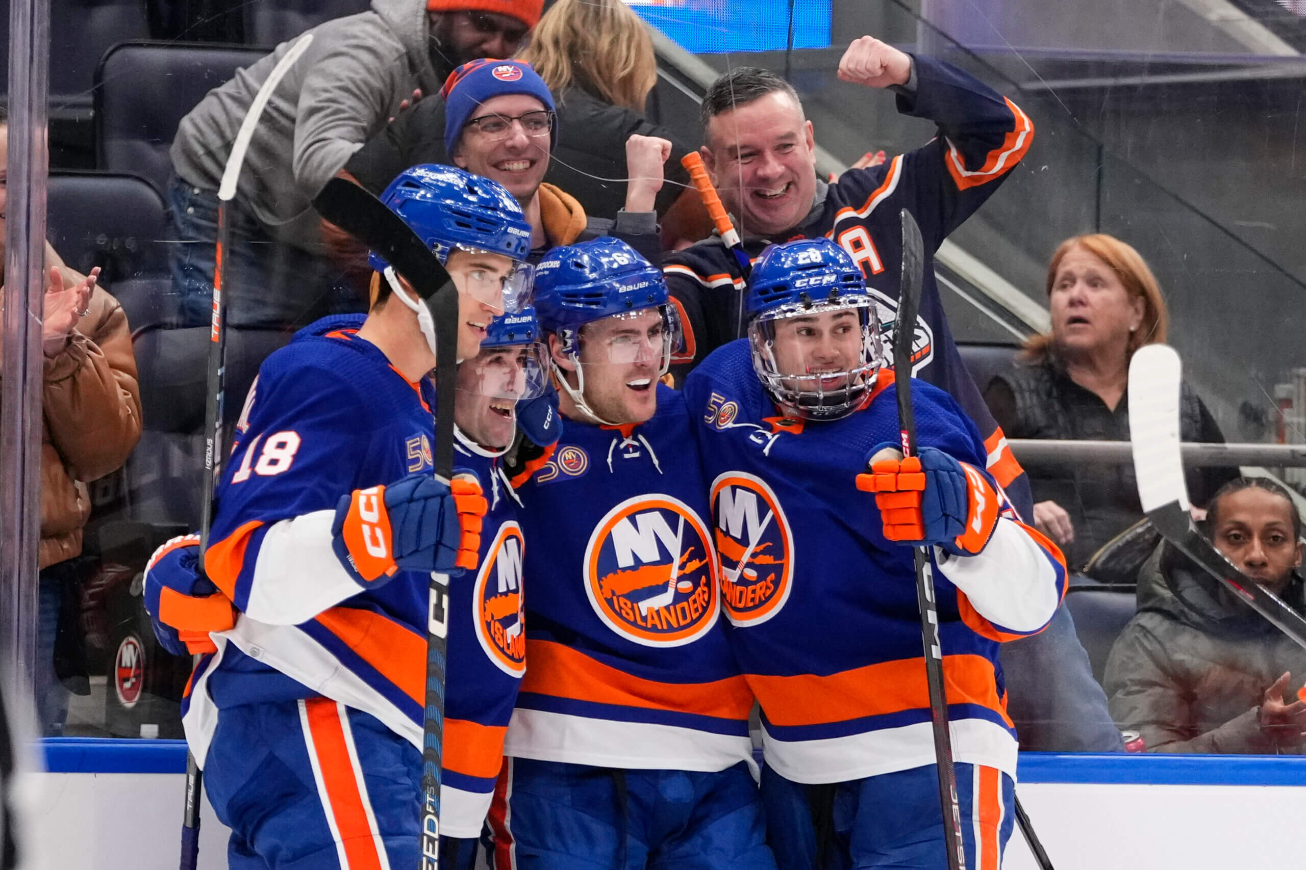Nelson leads Isles to 4th straight win, 3-1 over Blackhawks