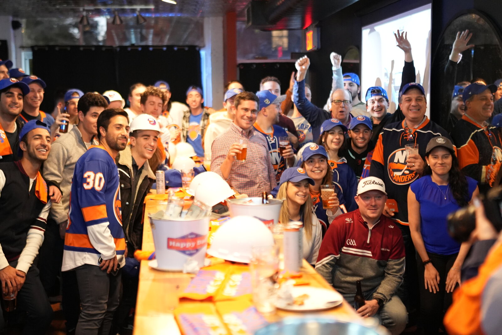 Islanders fans find familiar home at Offside NYC | amNewYork