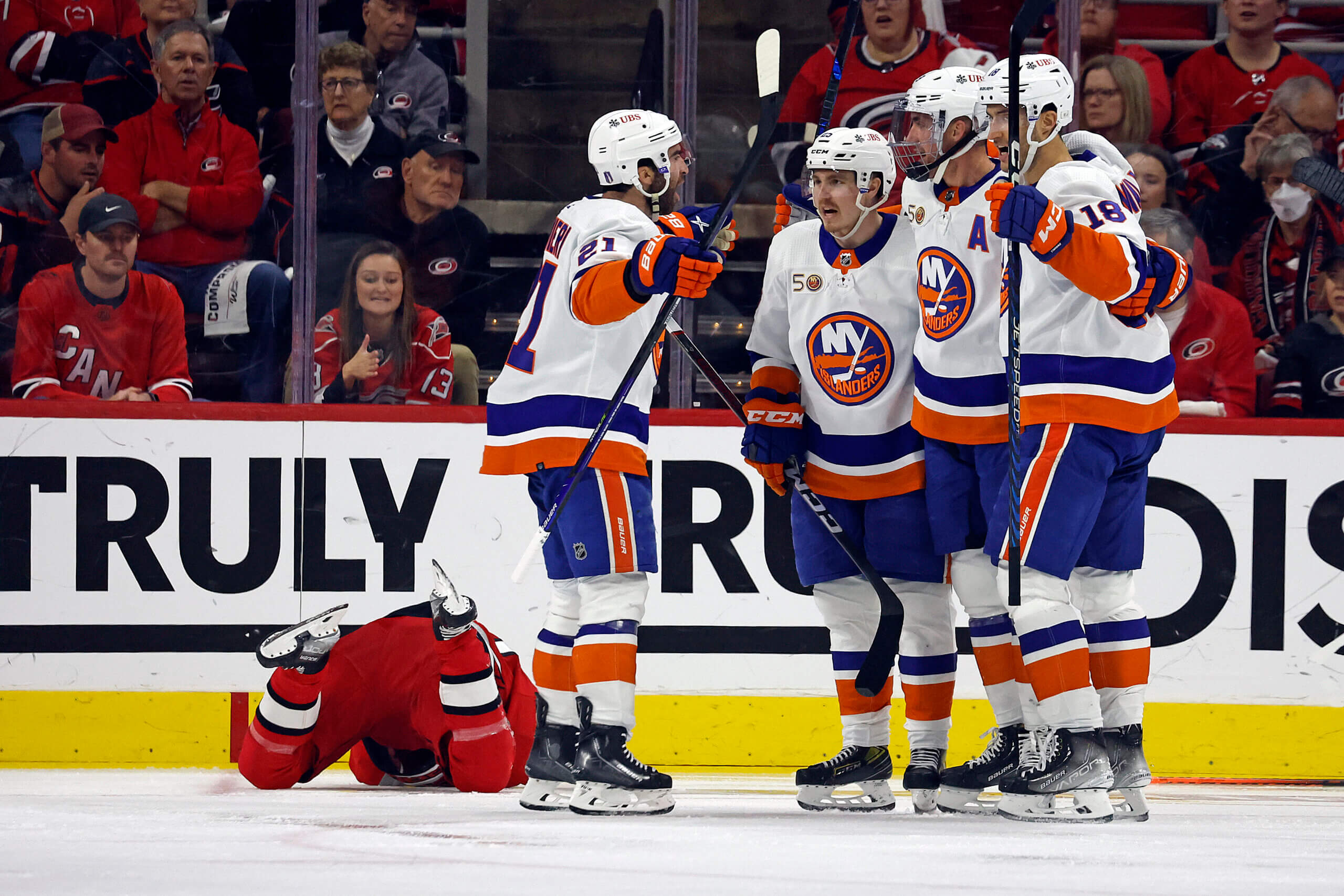 Islanders hang on, beat Hurricanes 3-2 in Game 5 to cut series