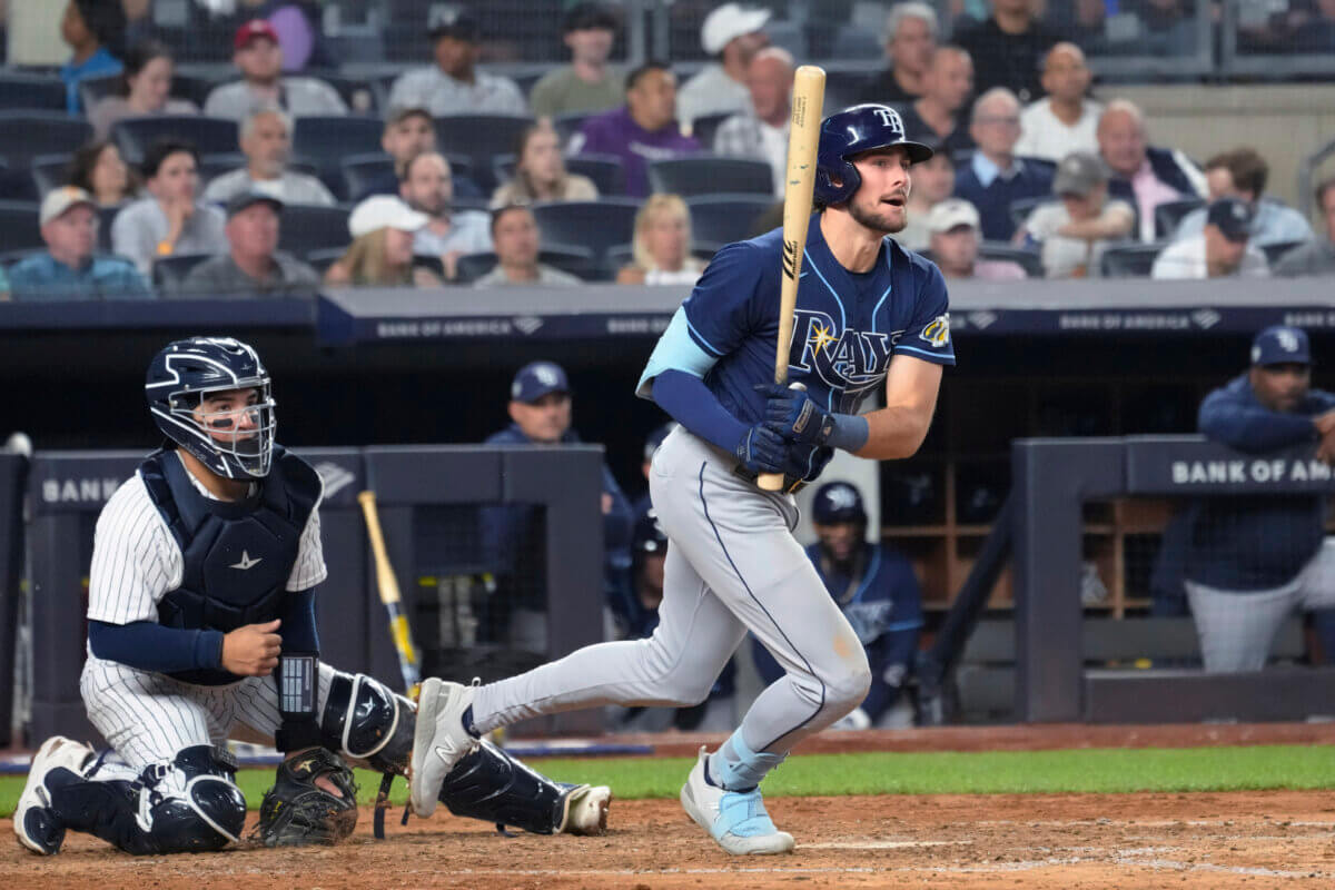 Bauers crashes into wall, hurt in 1st inning of Yanks debut