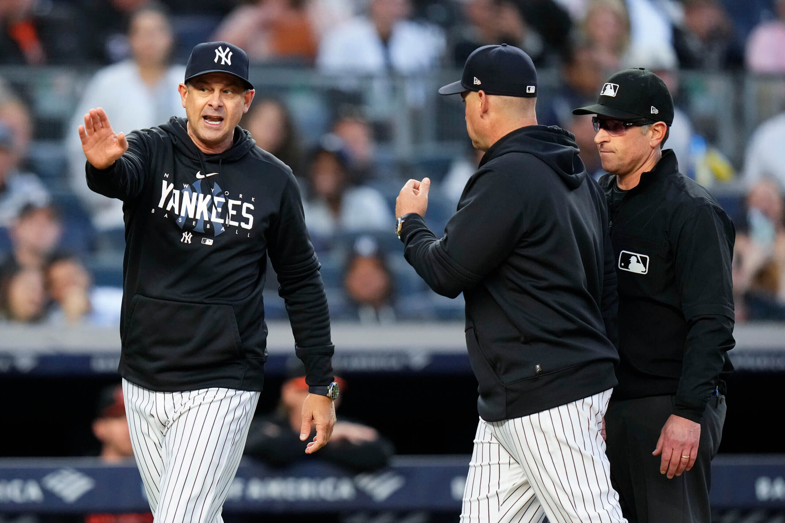 Aaron Boone tips his cap to Alek Manoah after MLB debut