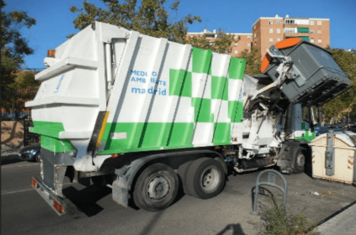 Automatic side-loading truck