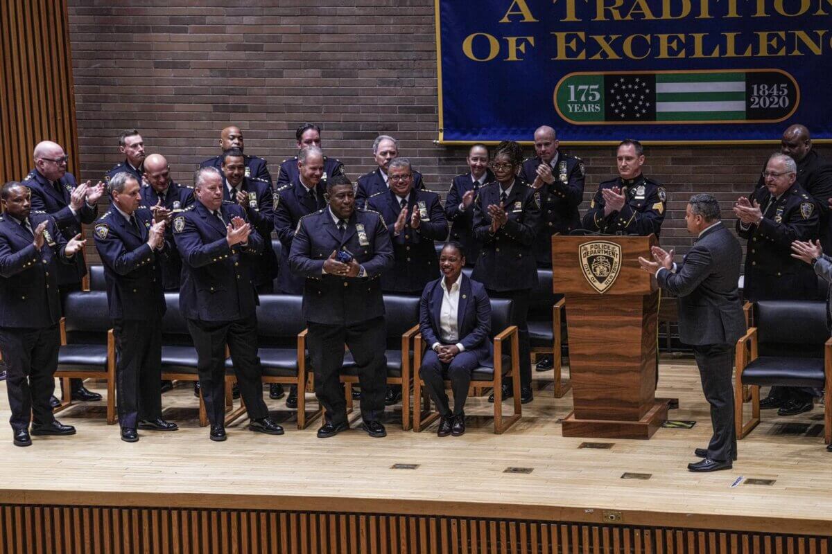 Sewell Resignation | Outgoing NYPD Top Cop Gets Standing Ovation; Mayor ...